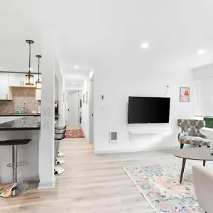 Apartment Hillside In - Updated And Well Appointed., Seattle